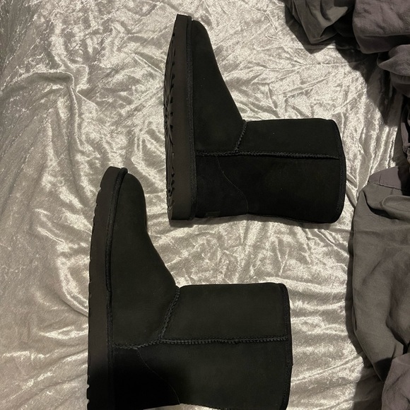 *BRAND NEW* UGH classic short || boot size 6 - Picture 3 of 4